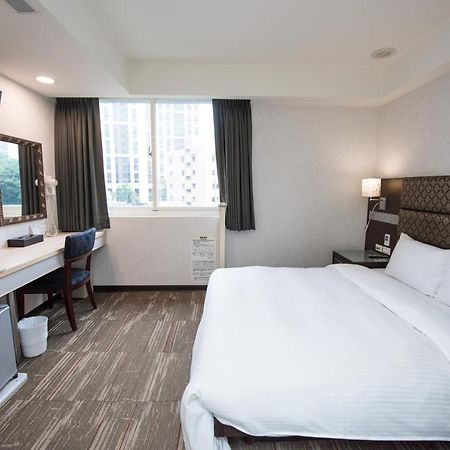 Junli Hotel Banciao Экстерьер фото