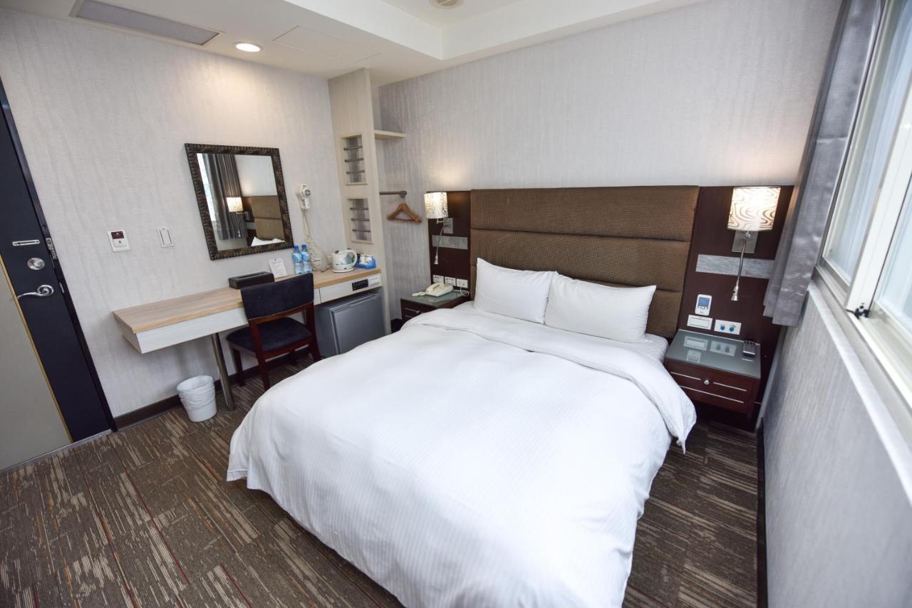 Junli Hotel Banciao Экстерьер фото